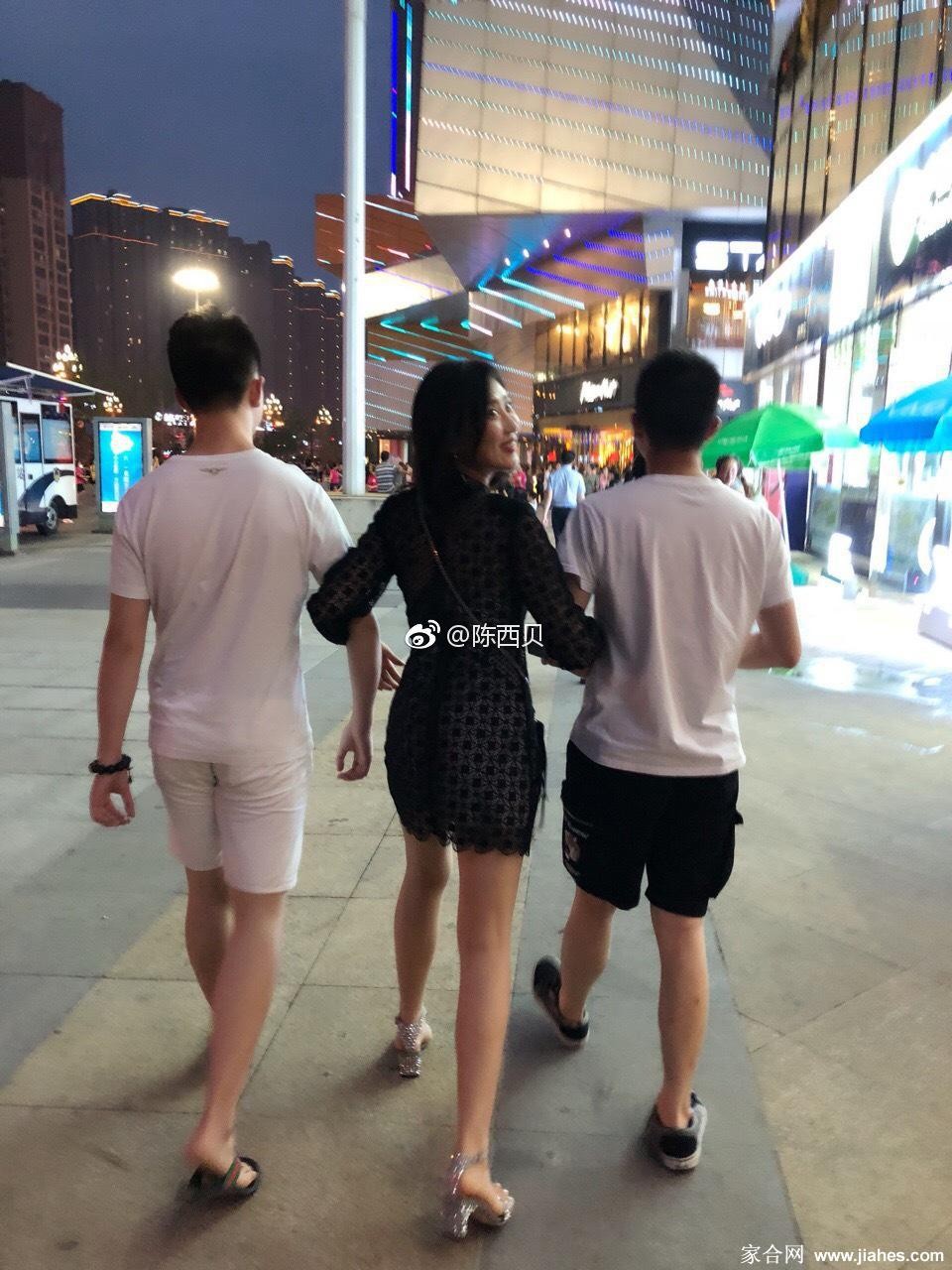 柔和光线洒落，陈西贝轻抚脚踝，厚丝袜与肌肤亲密贴合，瞬间充满温柔叙事氛围
