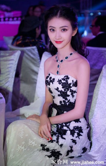 景甜身穿梦幻紫色花朵纱裙在夜色中微笑，宛如童话故事里的公主