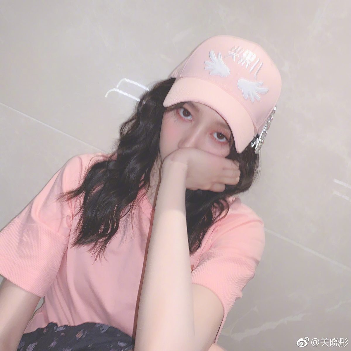 关晓彤坐在秋千上翩然一笑，白色裙裾飞扬，瞬间捕捉到无忧无虑的少女情怀。