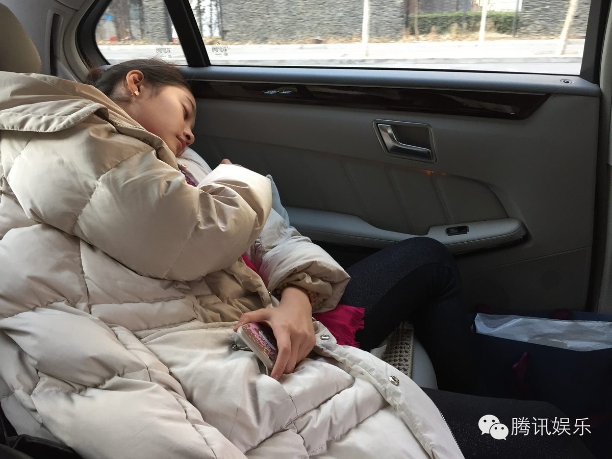 关晓彤于室内暖光中阅读，侧影宁静，细节处流露出知性优雅的气质。