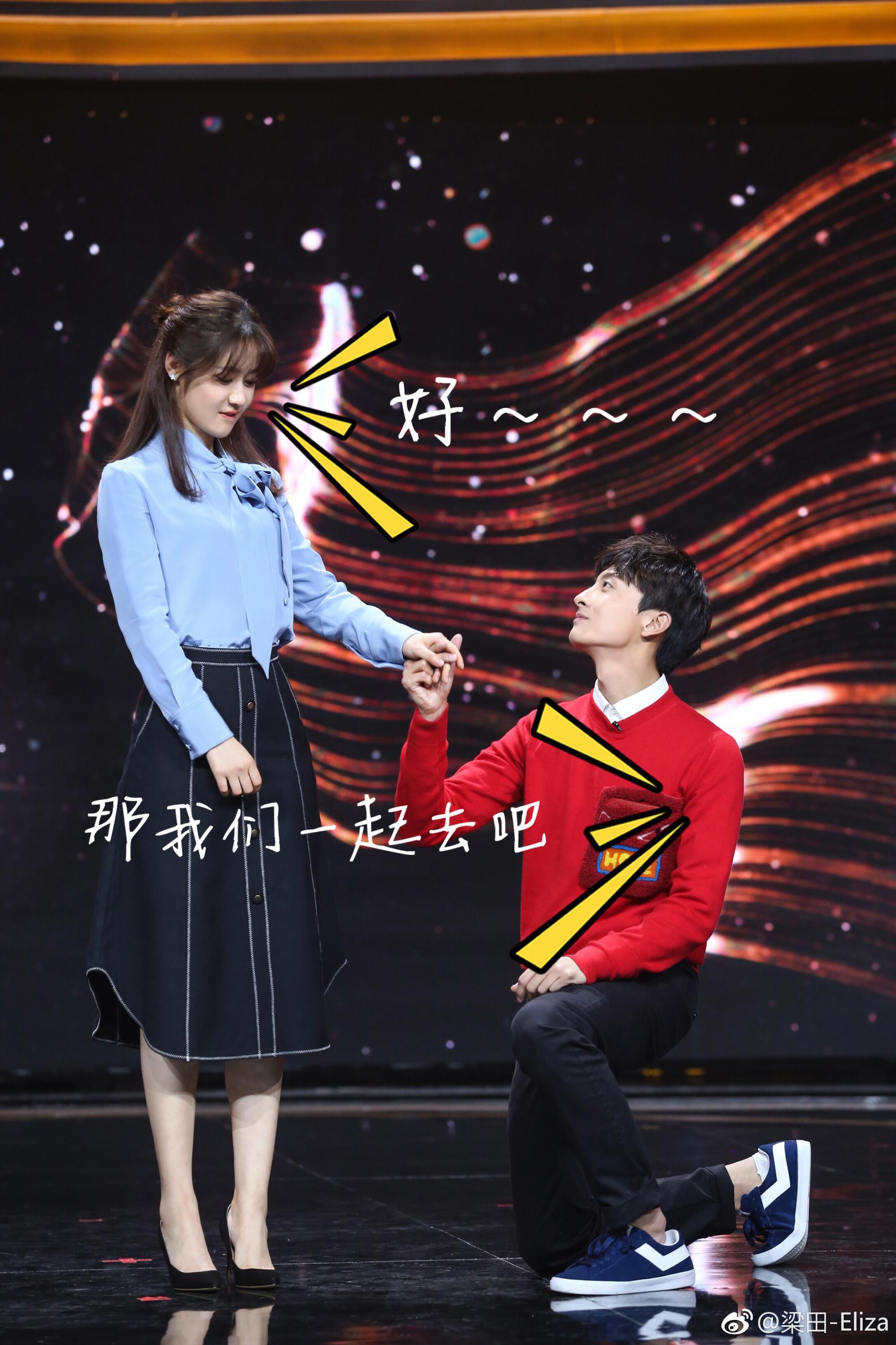 梁田回眸浅笑，浅色套装与丝袜高跟鞋搭配相得益彰，瞬间定格了优雅与俏皮并存的灵动瞬间