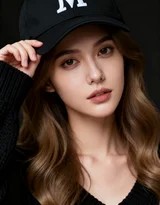 逆光勾勒女生优雅轮廓，M字母帽与慵懒坐姿共谱一曲静谧而富有力量感的时尚诗篇
