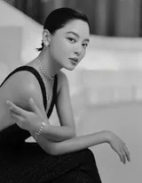 辛芷蕾面对镜头展露自信微笑，大背头发型凸显其立体五官与饱满额头，整体状态松弛而强大。