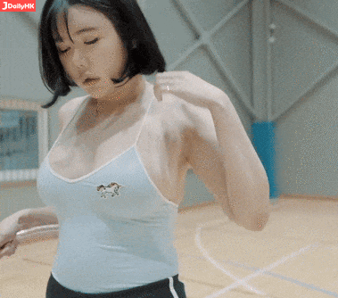 女生在体育课上活力奔跑、跳跃的生动瞬间，展现青春的动感与韵律。