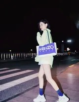 张予曦于便利店前回眸，冷调光影勾勒精致轮廓，宛若都市午夜故事的静谧主角