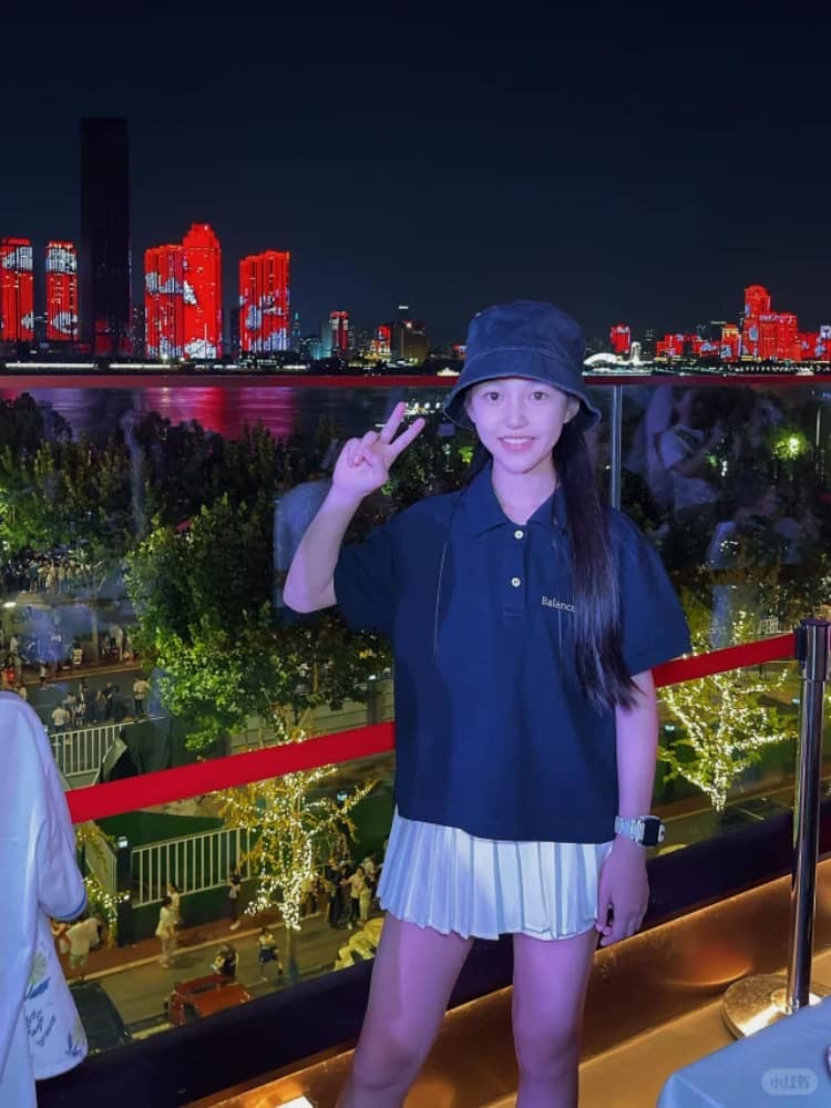 秋日果园中，少女采摘果实