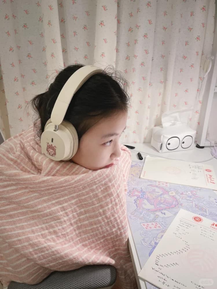 冬天雪人旁，女孩手套暖手