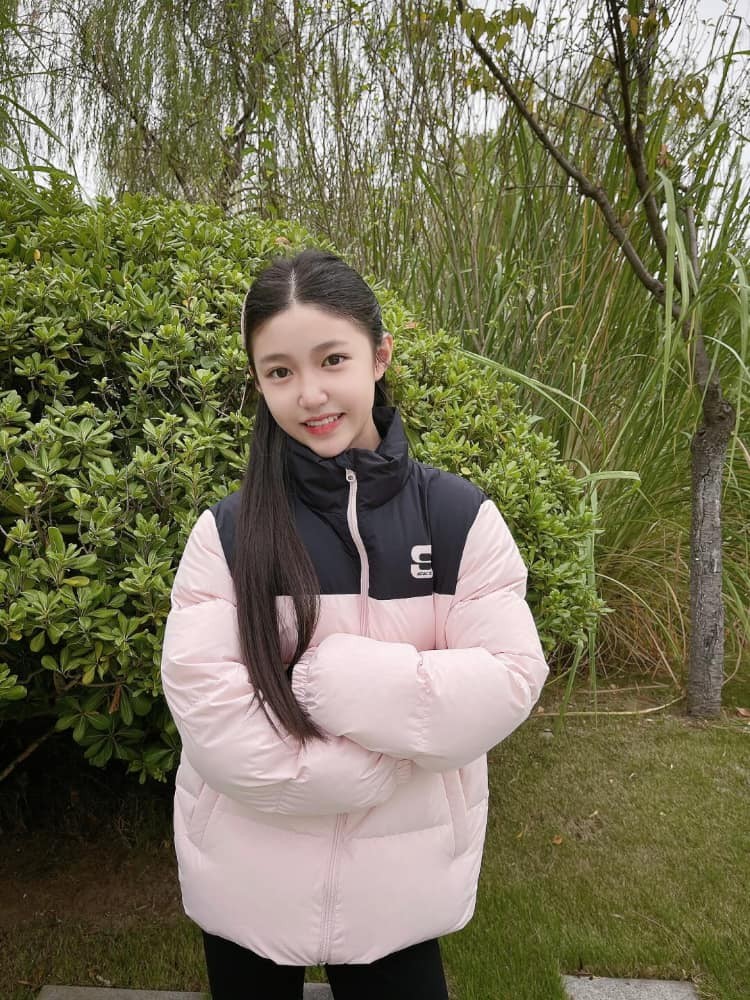 春天花海中，少女翩翩起舞