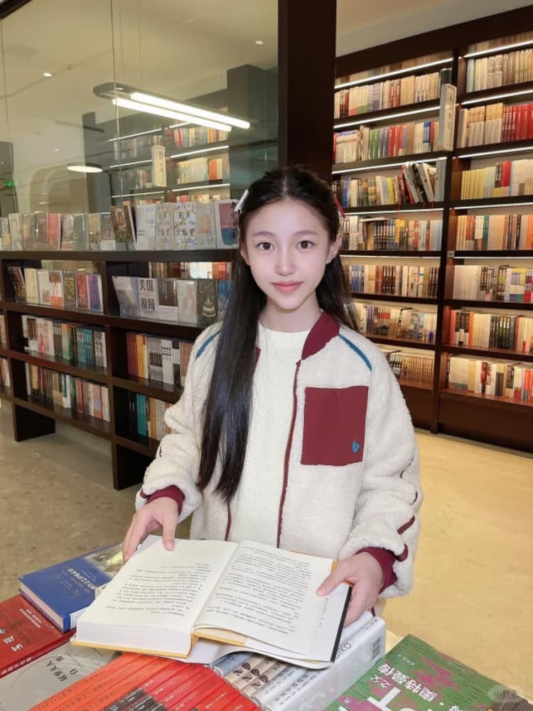 冬季暖炉旁，女孩阅读书籍