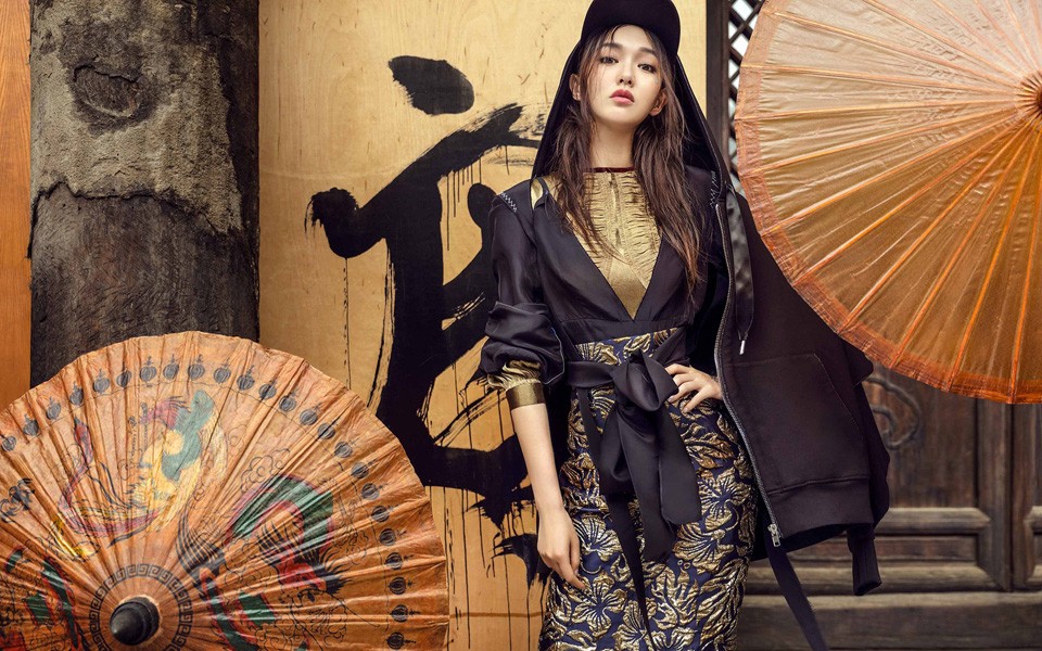 唐嫣身着剪裁利落的Acne Studios服饰倚靠门廊，服装的冲突美学与建筑线条呼应，垂眸瞬间尽显冷御气质