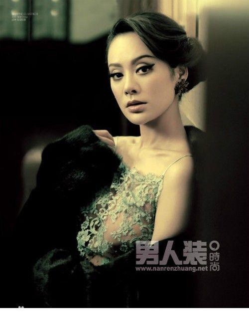 宁静侧颜凝视，暖金色光影勾勒出精致的面部轮廓与长睫，仿佛陷入沉思