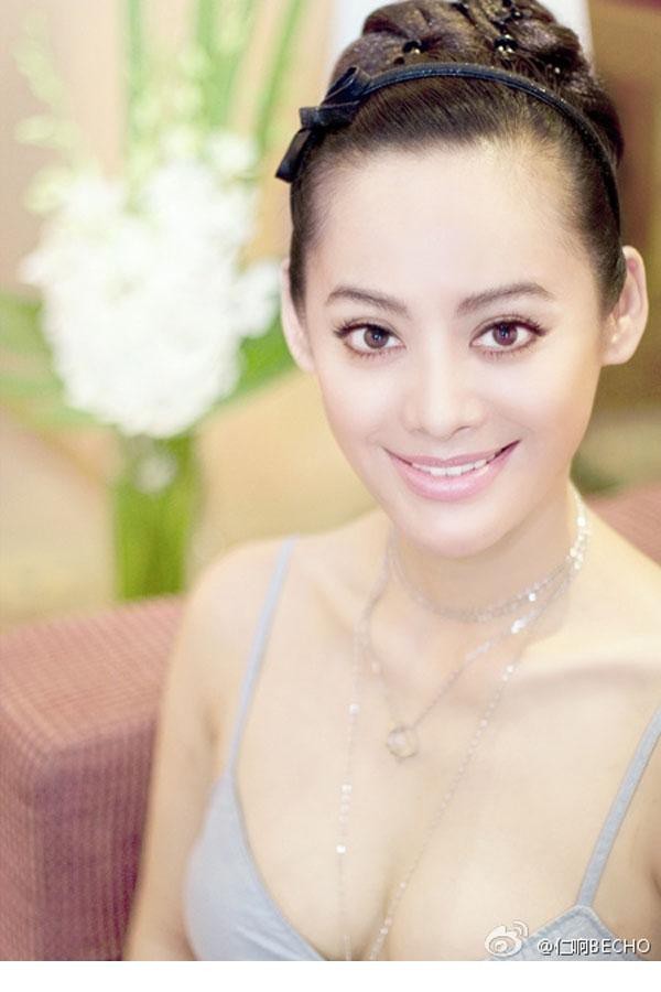 宁静佩戴华丽头饰，宛如现代女王，冷色调背景与暖色面容形成惊艳对比
