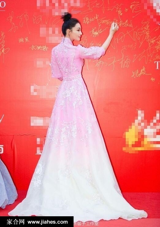 镜头特写张馨予精致妆容与飘逸纱质衣袖相映成趣