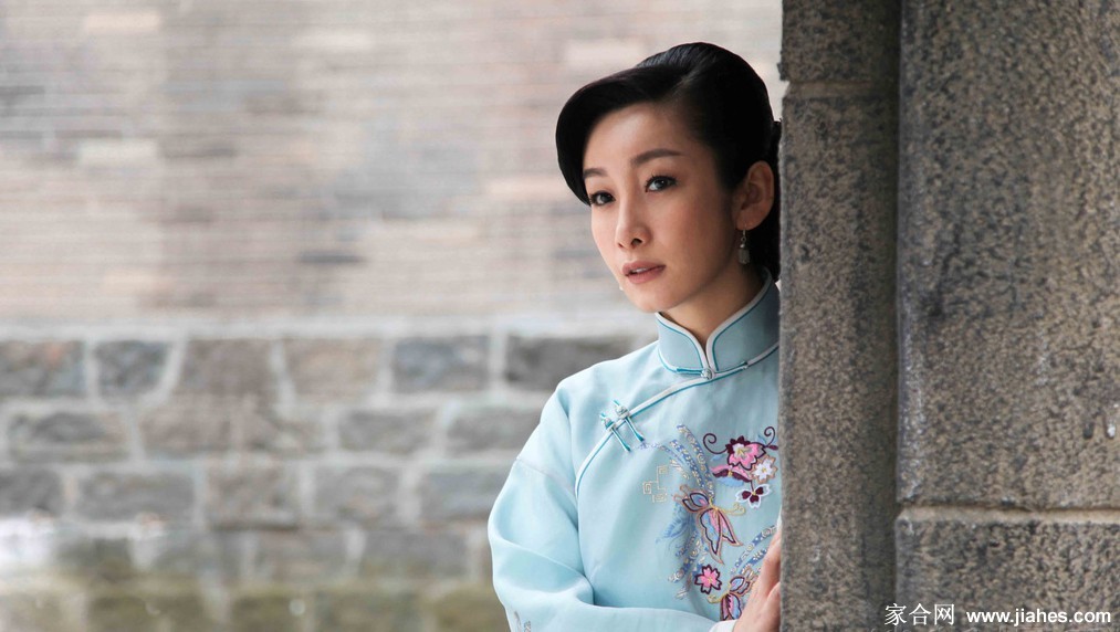 秦海璐倚靠窗边眼神深邃故事感十足仿佛每一道目光都在演绎人生篇章