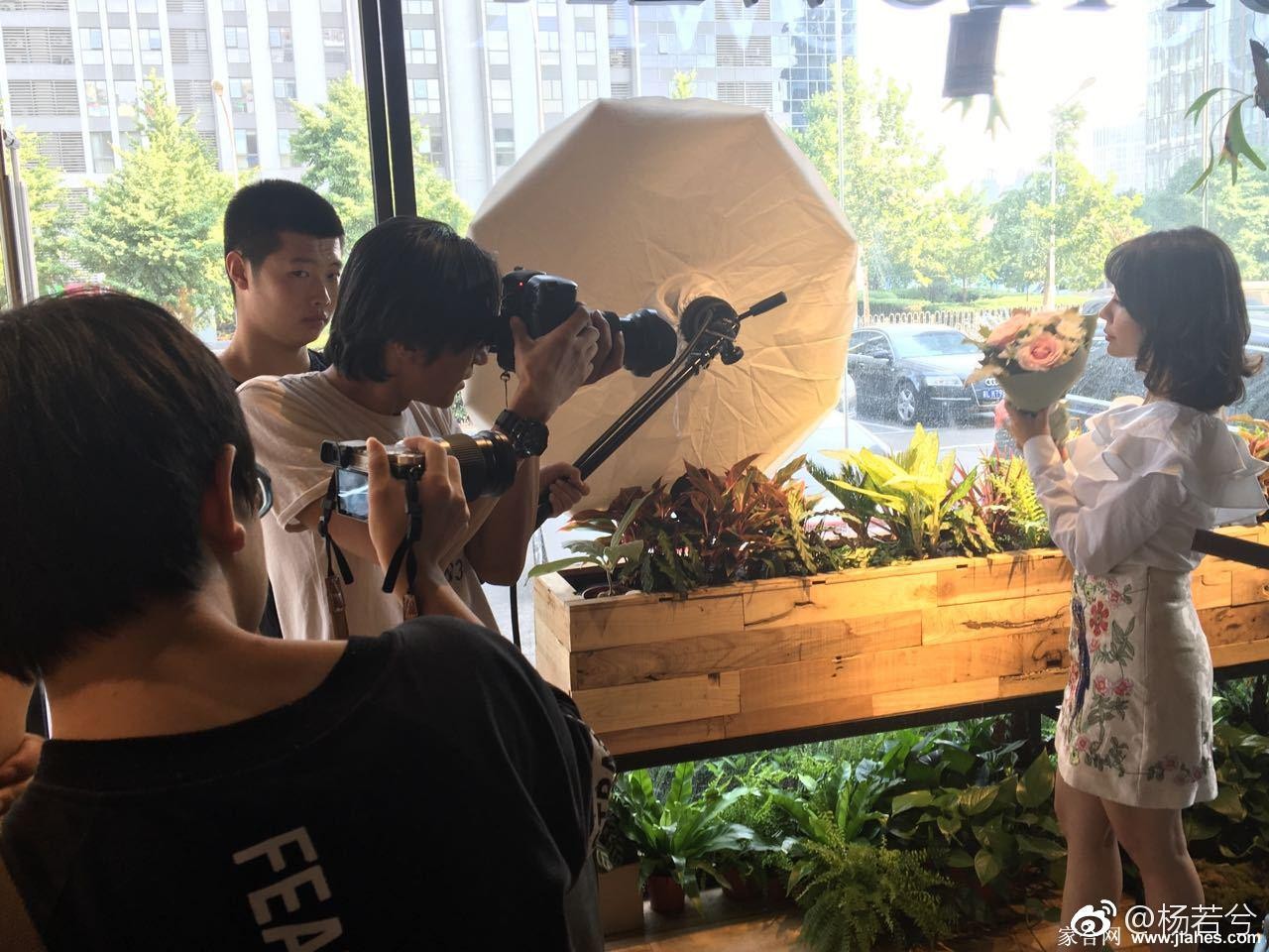 倚靠沙发，杨若兮双腿交叠，高跟鞋尖轻点地面，裙摆与丝袜间流露知性魅力