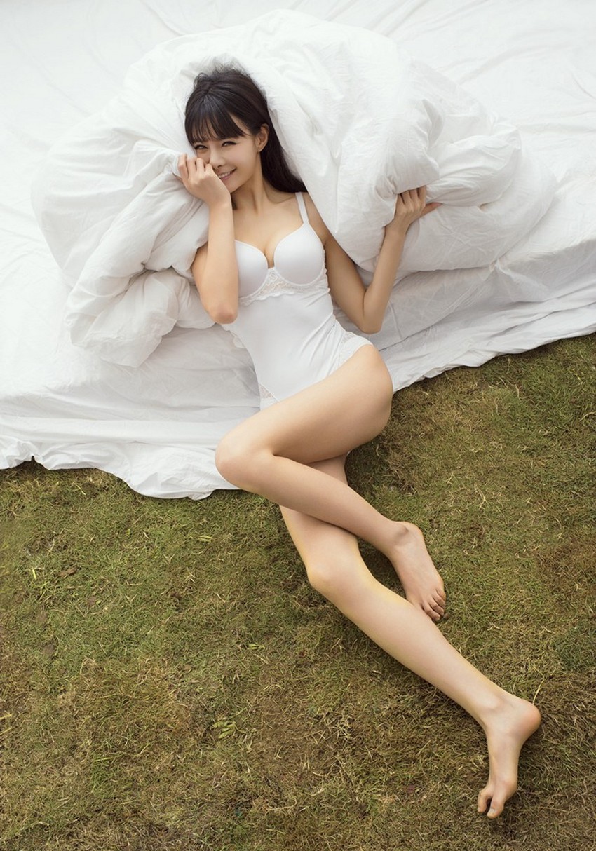 沈梦辰身着白色蕾丝内衣侧卧，眼神迷离光影勾勒曼妙曲线