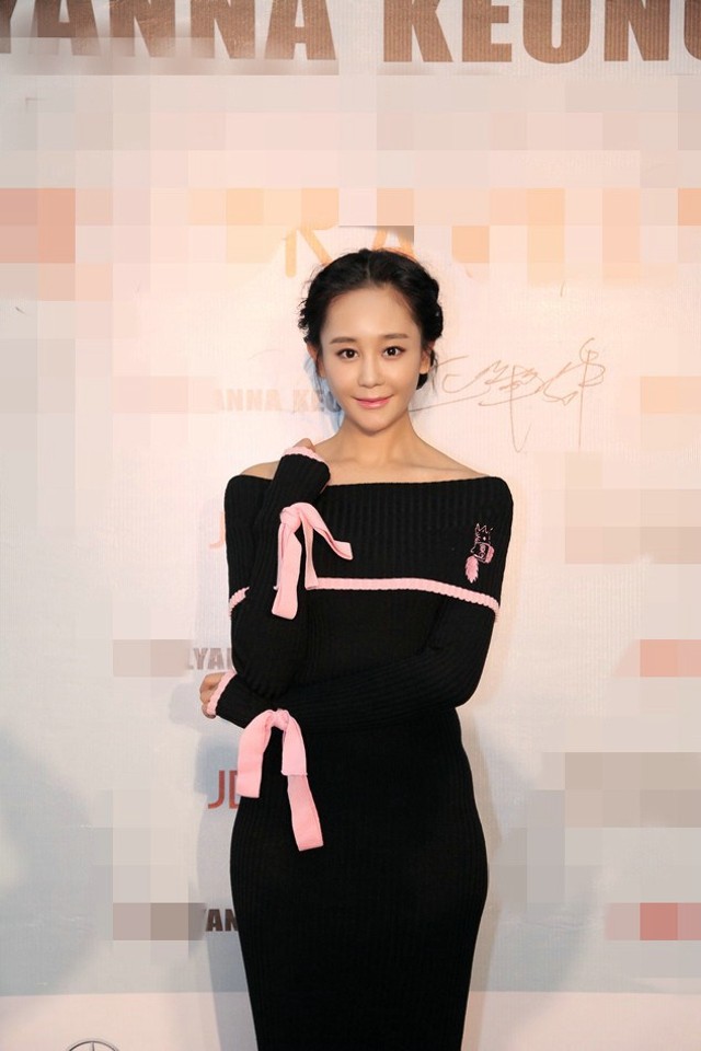 海陆侧身回眸，修身裙摆展现其优雅身姿与从容气质