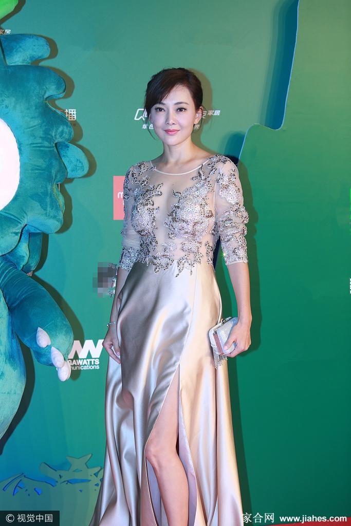 牛莉优雅绽放蕾丝轻纱映衬曼妙身姿