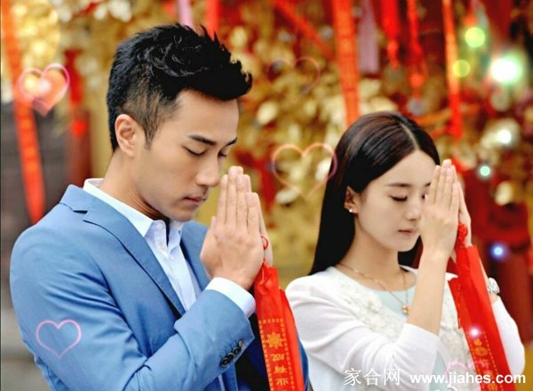 江百合低眸沉思的瞬间，柔和光线映照侧脸，展现出人物温柔外表下复杂的内心活动
