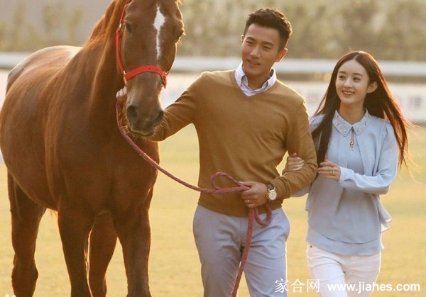 江百合置身于华丽场景中，姿态端庄，仿佛正在面对一场需要她独自应对的无声风暴
