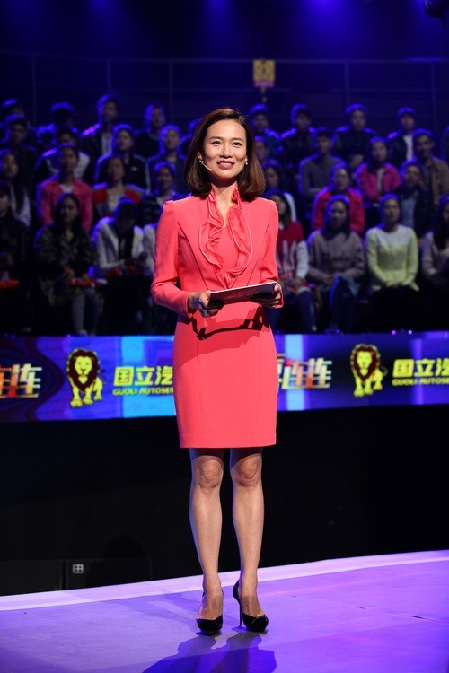 荧幕之光优雅绽放 主持人李雨霏时尚风采