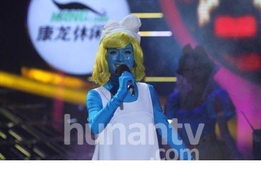 谢娜摆出思考状，蓝色造型与舞台背景形成奇妙有趣的画面