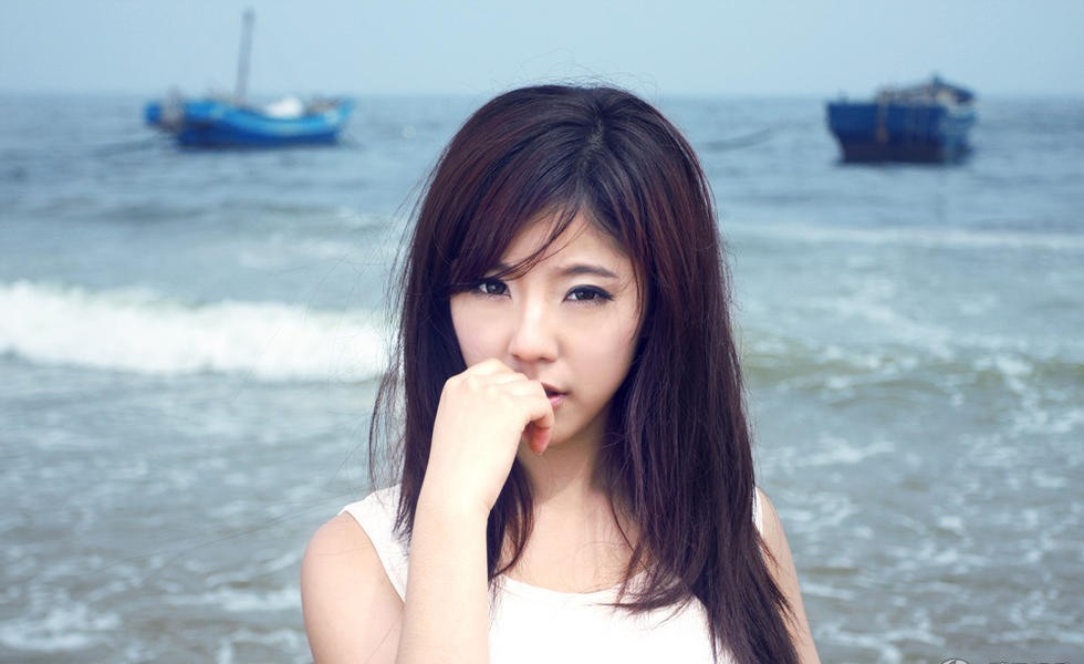 赵奕欢海边白裙写真 飘逸灵动如海风中的诗篇