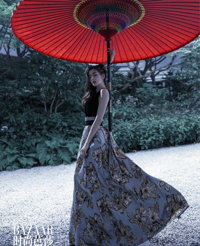 迪丽热巴时尚大片颠覆演绎暗夜女郎与林间精灵