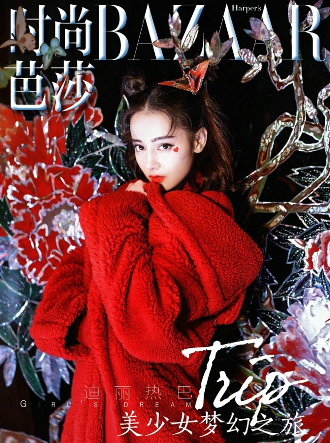 迪丽热巴赤足立于溪石之上，水雾缭绕中仿若林间悄然出现的精灵
