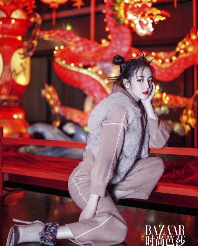 迪丽热巴身穿皮质短裙展现完美腰臀曲线，尽显冷艳不羁气质