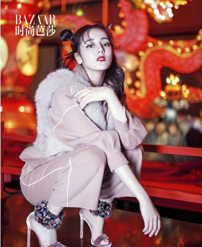 黑色学院风制服搭配金属链条，迪丽热巴演绎神秘而叛逆的歌姬形象