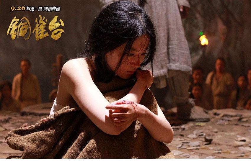 氤氲水汽笼罩浴池，刘亦菲背影朦胧，肌肤若隐若现于波澜之下