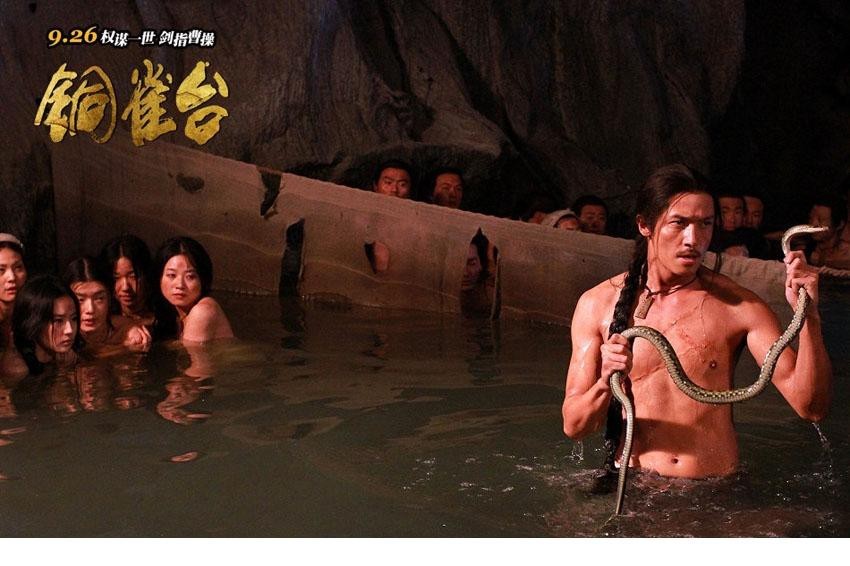 幽蓝水光映照下，刘亦菲肩臂线条流畅，水面倒影破碎，意境迷离哀伤
