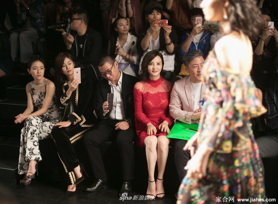 特写镜头下的陶红，妆容精致，眼神撩人，细腻的肌肤质感与服饰细节展现极致诱惑