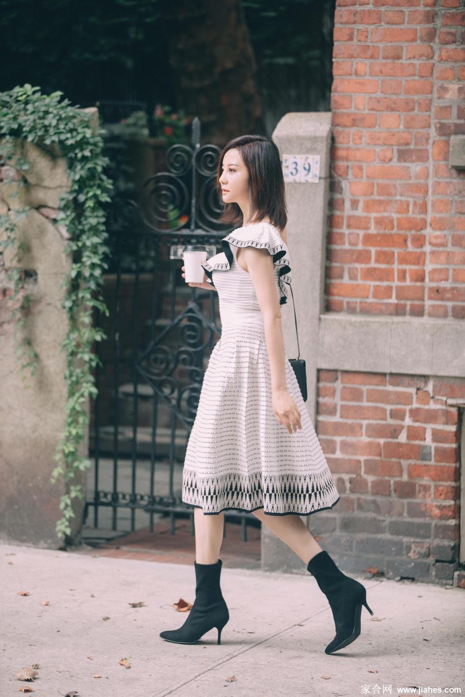 陶红在柔和灯光下舒展身姿，长腿与高跟鞋的搭配尽显女性魅力，画面静谧而迷人