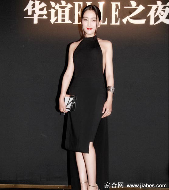 马苏回眸浅笑，黑色礼服的露背设计在光影交错中尽显神秘与优雅气质