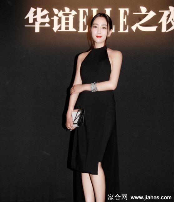 马苏身着黑色紧身长裙侧身而立，展现优雅流畅的背部曲线与曼妙腰身