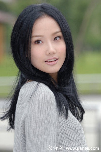 黄龄身穿简约白衬衫侧首凝视，眼神清澈展现二十岁少女的纯粹与灵动