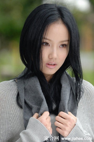 黄龄身着复古印花套装直视镜头，自信微笑中透露出独立果敢的现代女性魅力