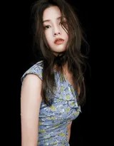颈间星光与霸气坐姿：璀璨珠宝映衬下的女王气场