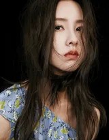 凌厉光影雕刻的完美侧颜：展现如雕塑般的轮廓线条
