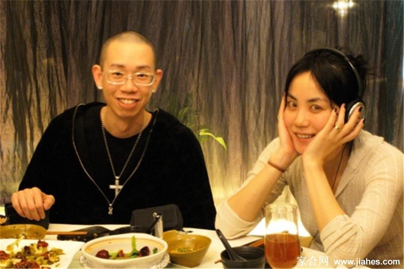 王菲神情放松，以手捧脸倚靠窗前，午后阳光为她的侧影勾勒出温暖的光晕