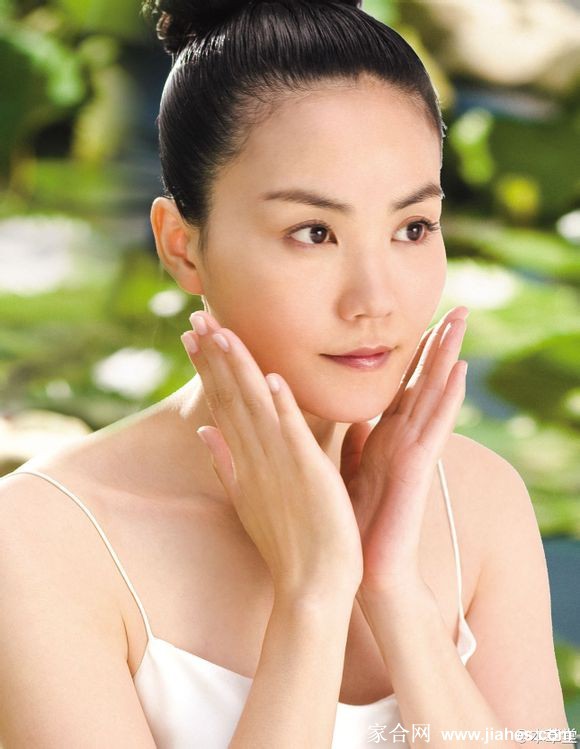黑白光影中，王菲合十的双手与宁静的面容构成经典画面，尽显宁静致远的氛围