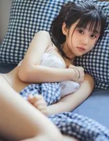 少女侧卧于柔软床榻，蕾丝内衣轻覆肌肤，眼神迷离似在沉思心事