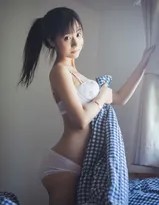 阳光轻抚少女肩颈，蕾丝边缘闪烁微光，微笑中藏着甜蜜的秘密