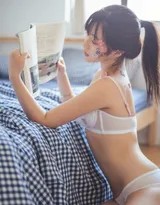 慵懒伸展手臂，蕾丝袖口滑落肩头，居家床上瞬间定格无限柔情