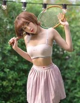 Anchalee Wangwan身穿红色短裙手持网球拍，在球场上展现活力四射的性感姿态