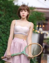 阳光洒落，Anchalee Wangwan以优雅姿势挥舞网球拍，肌肤闪耀健康光泽