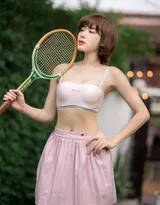 Anchalee Wangwan整体造型展示，性感内衣与网球拍形成鲜明对比，突显时尚冲突美