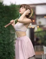 近距离特写Anchalee Wangwan的面部表情，眼神迷离手持网球拍，充满诱惑魅力